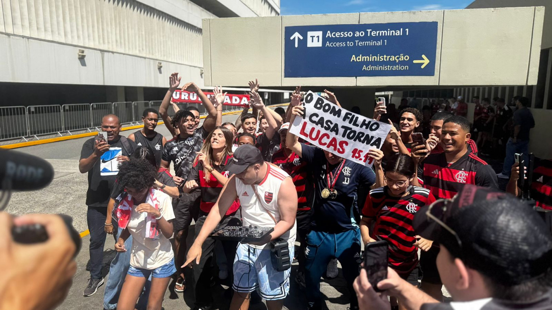 Torcedores do Flamengo foram ao Aeroporto do Galeão para recepcionar Lucas Paquetá - Gabriel Salotti / Agência O Dia