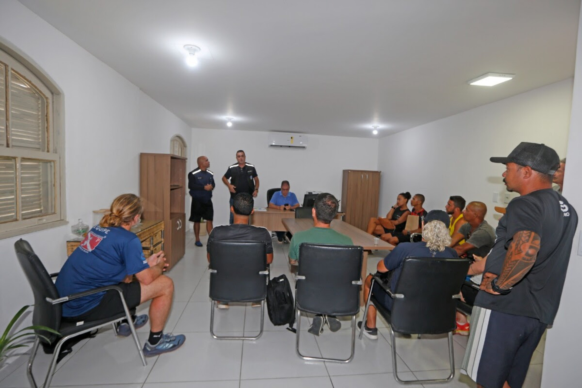 Sergio Ferreira, reuniu-se com trabalhadores de esportes náuticos que atuam na Praia de João Fernandes - Ascom