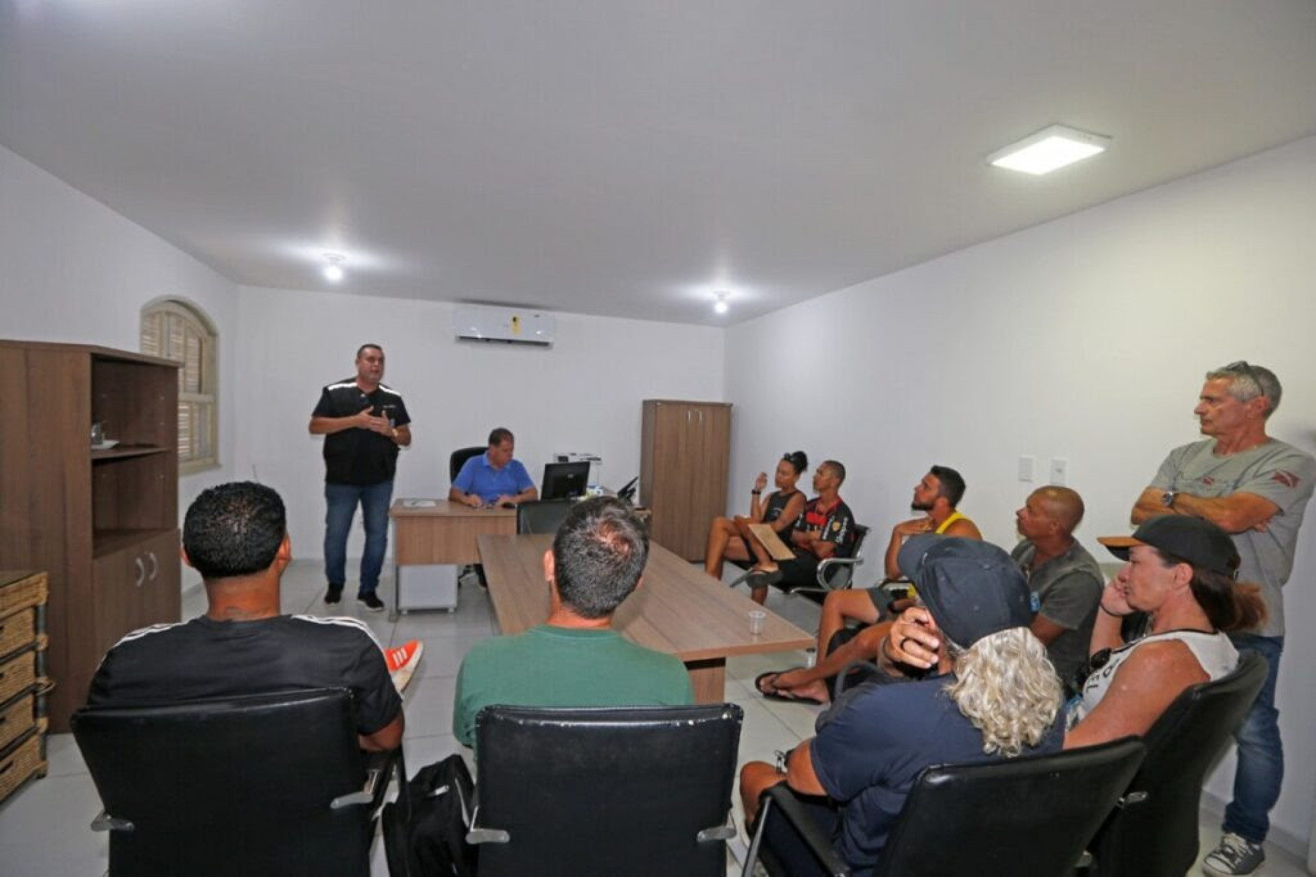  Sergio Ferreira, reuniu-se com trabalhadores de esportes náuticos que atuam na Praia de João Fernandes - Ascom