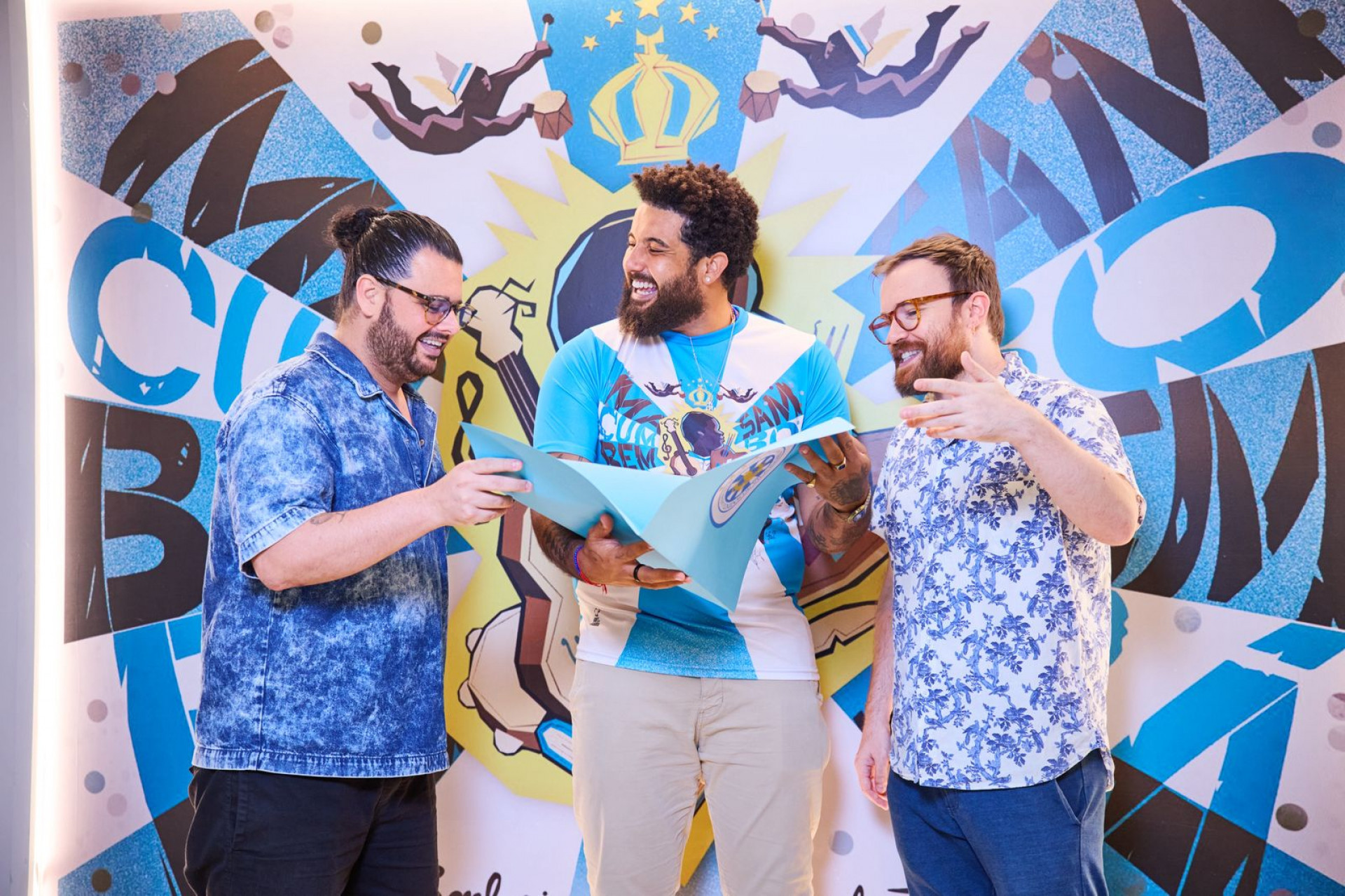 Mulamb&ouml; (C) foi recebido pelo carnavalescos Gabriel Haddad e Leonardo Bora  - Divulga&ccedil;&atilde;o