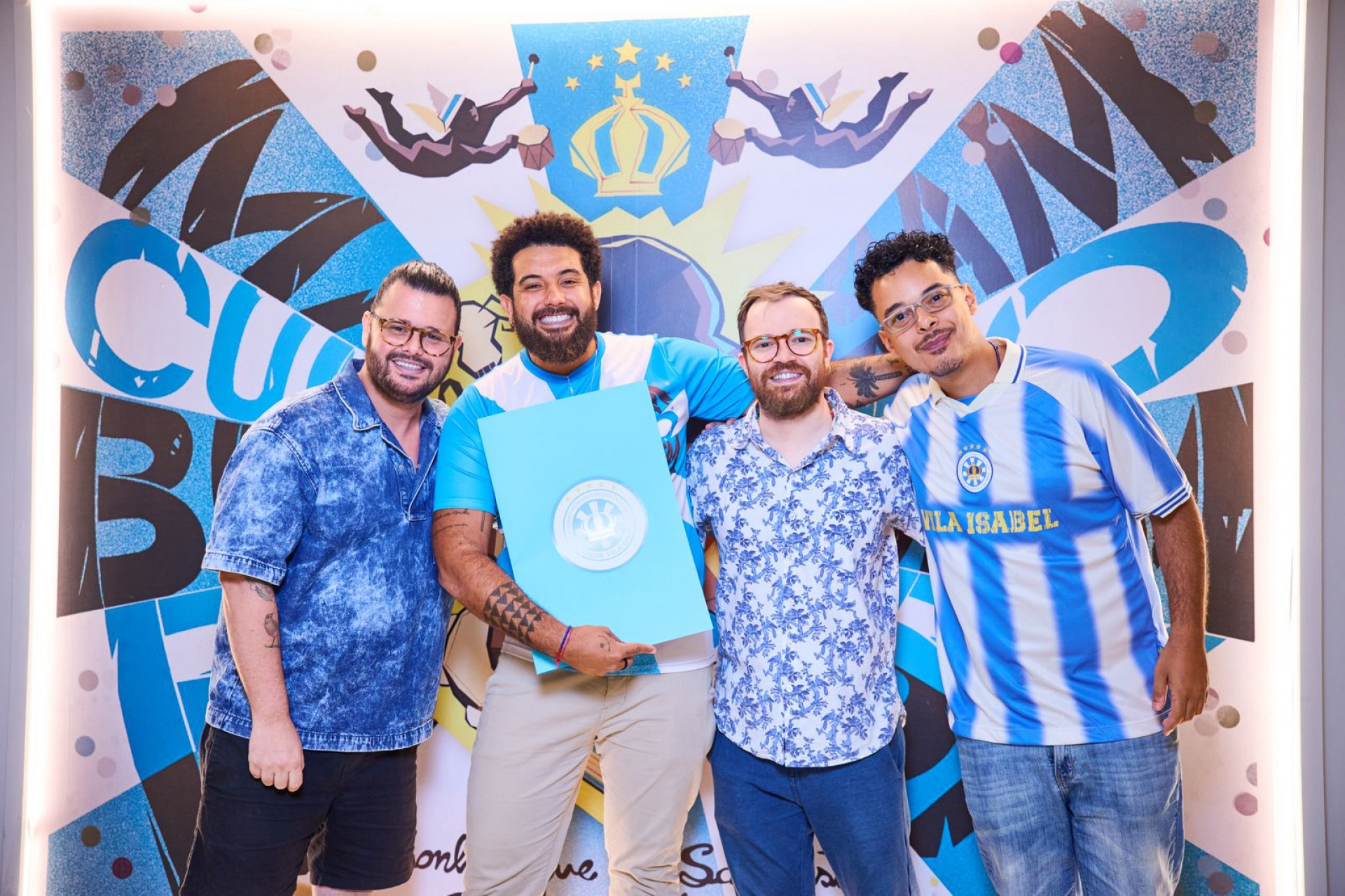 Mulamb&ouml; posa com Gabriel Haddad, Leonardo Bora e o pesquisador Vin&iacute;cius Natal (D) - Divulga&ccedil;&atilde;o