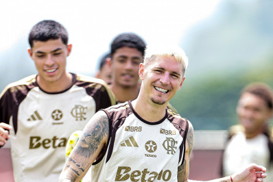 Varela é cobrado por torcedores do Flamengo ao chegar com camisa do Fluminense no carro