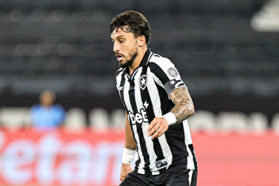 Alex Telles pede mais respeito com elenco do Botafogo: 'Blindando o vestiário'