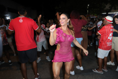 Viviane Araujo exibe as curvas no último ensaio de rua do Salgueiro