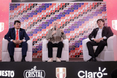 Vídeo: Mano Menezes sofre pequeno acidente em apresentação na seleção do Peru