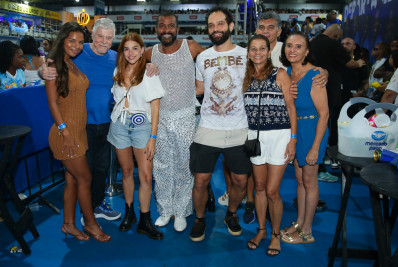 Elenco de 'Três Graças' prestigia ensaio na quadra da Beija-Flor