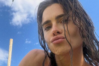 De biquíni rosa, Carolina Dieckmmann renova bronzeado