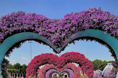 Luan Santana e Jade Magalhães aproveitam viagem com a filha em Dubai