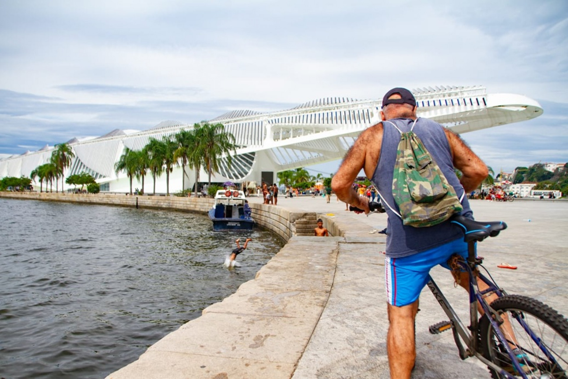 Jovens se banham na Baía de Guanabara em dia de temperatura amena no Rio - Érica Martin/Agência O Dia