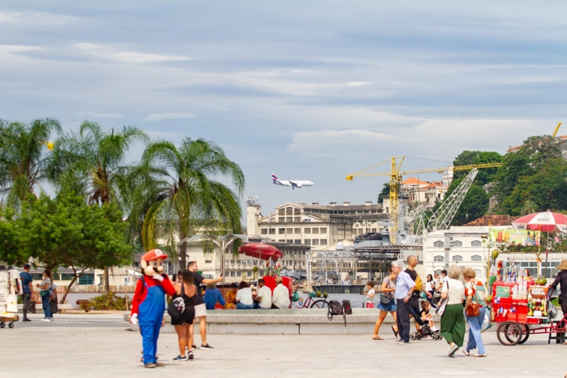 Movimentação na Praça Mauá, nesta sexta nublada no Rio - Érica Martin/Agência O Dia