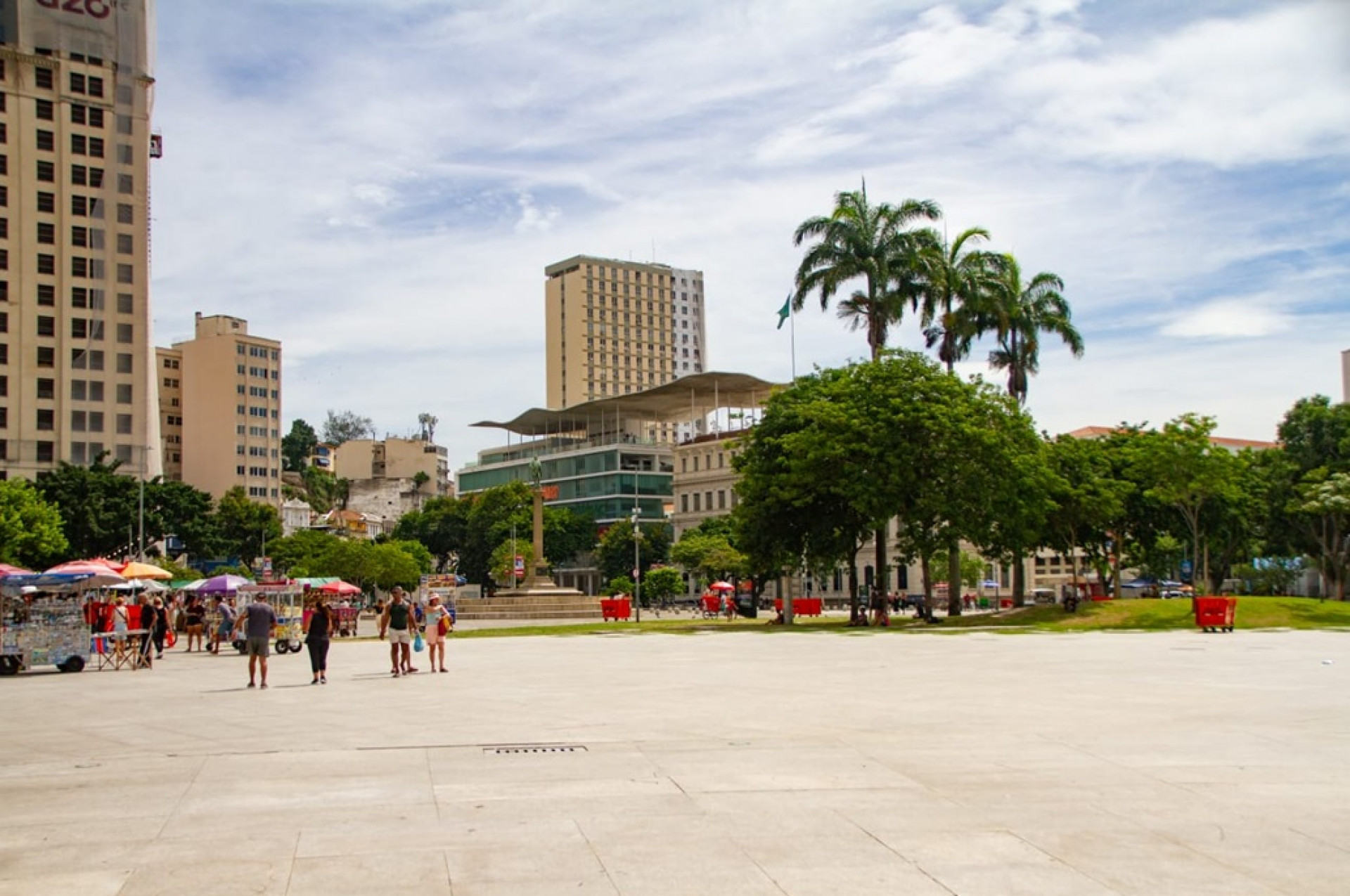 Movimentação na Praça Mauá, nesta sexta nublada no Rio - Érica Martin/Agência O Dia
