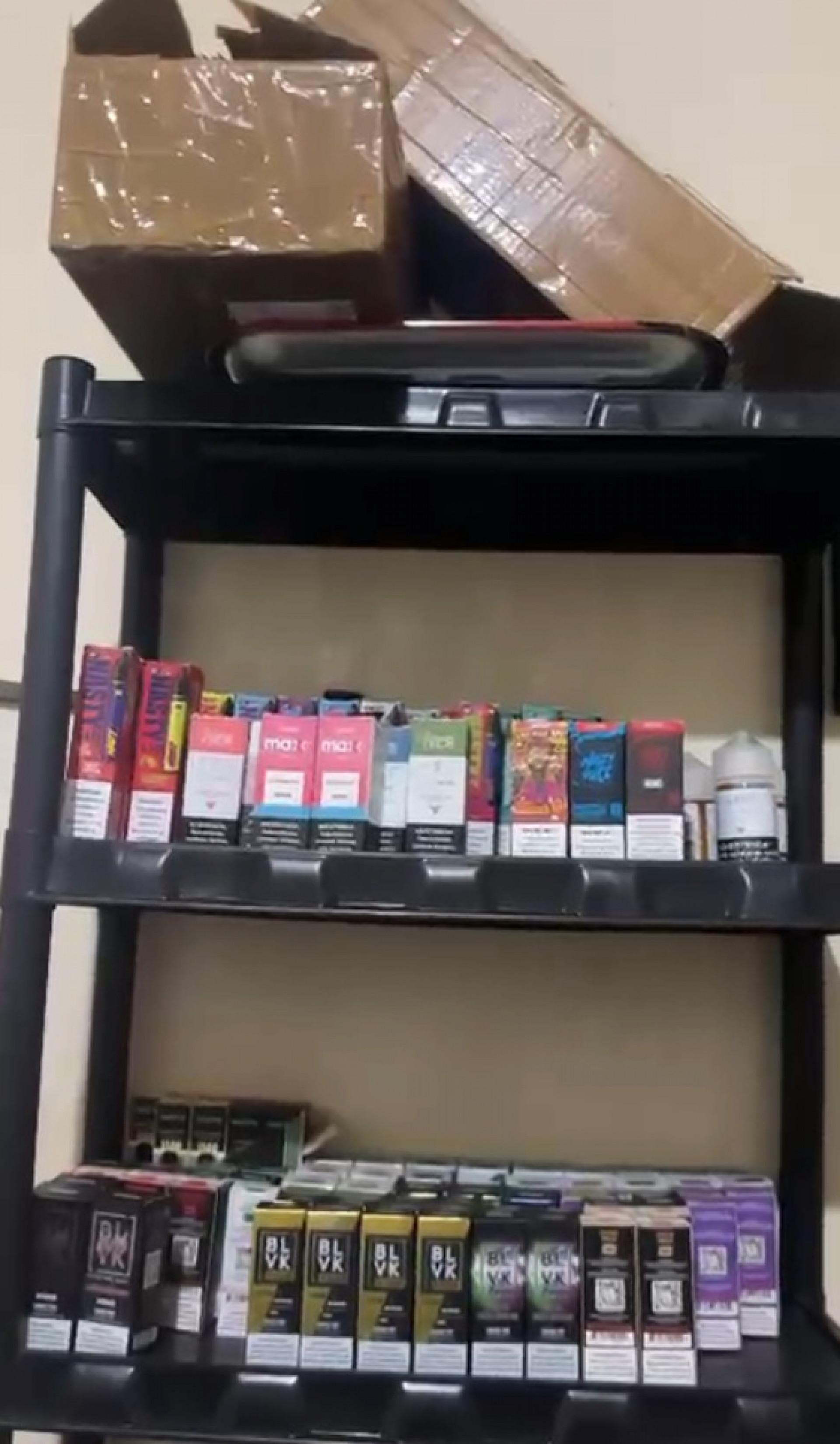 Os agentes apreenderam diversos cigarros nos endereços ligados ao homens detidos - Reprodução