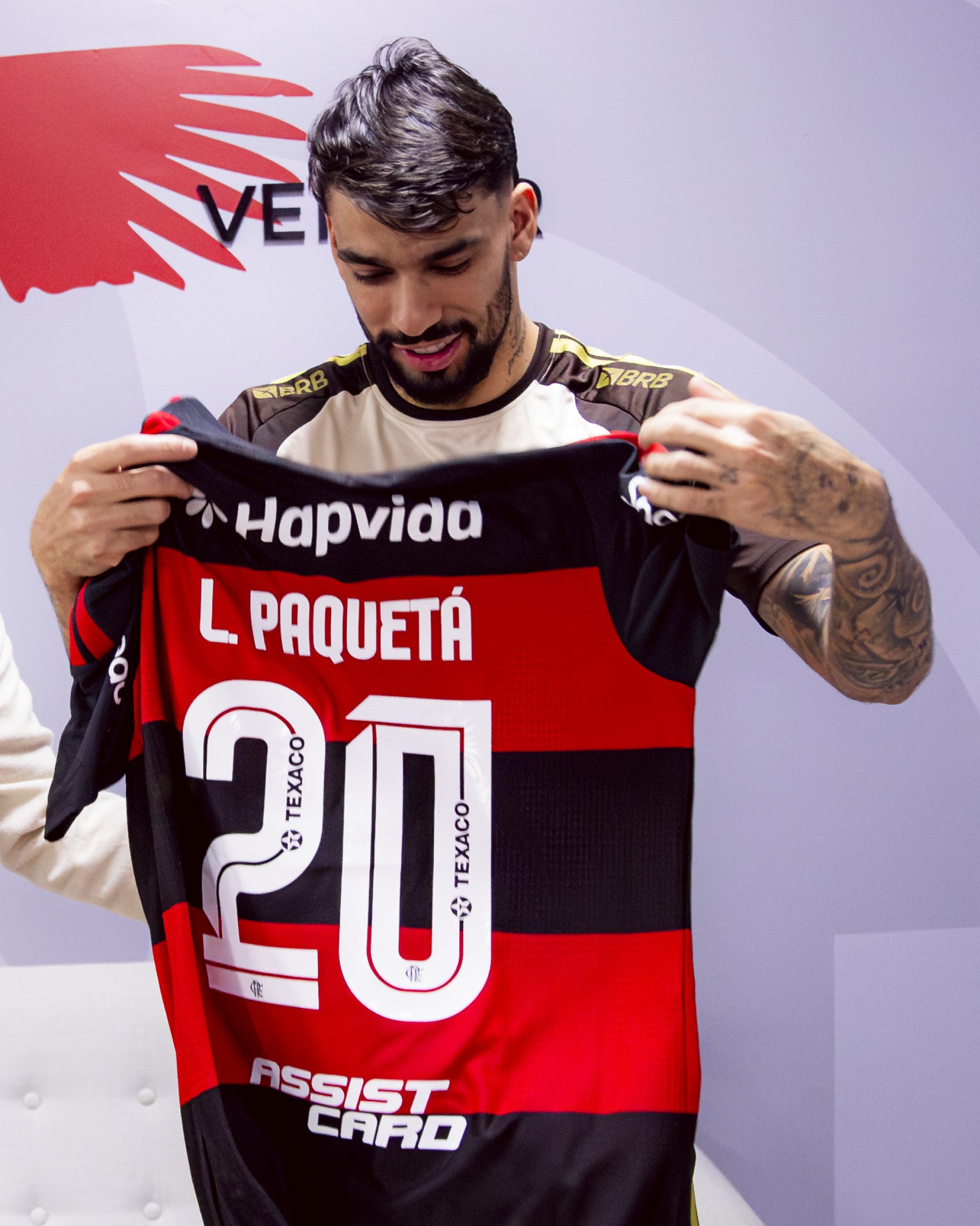 Paquetá recebe a camisa 20 do Flamengo