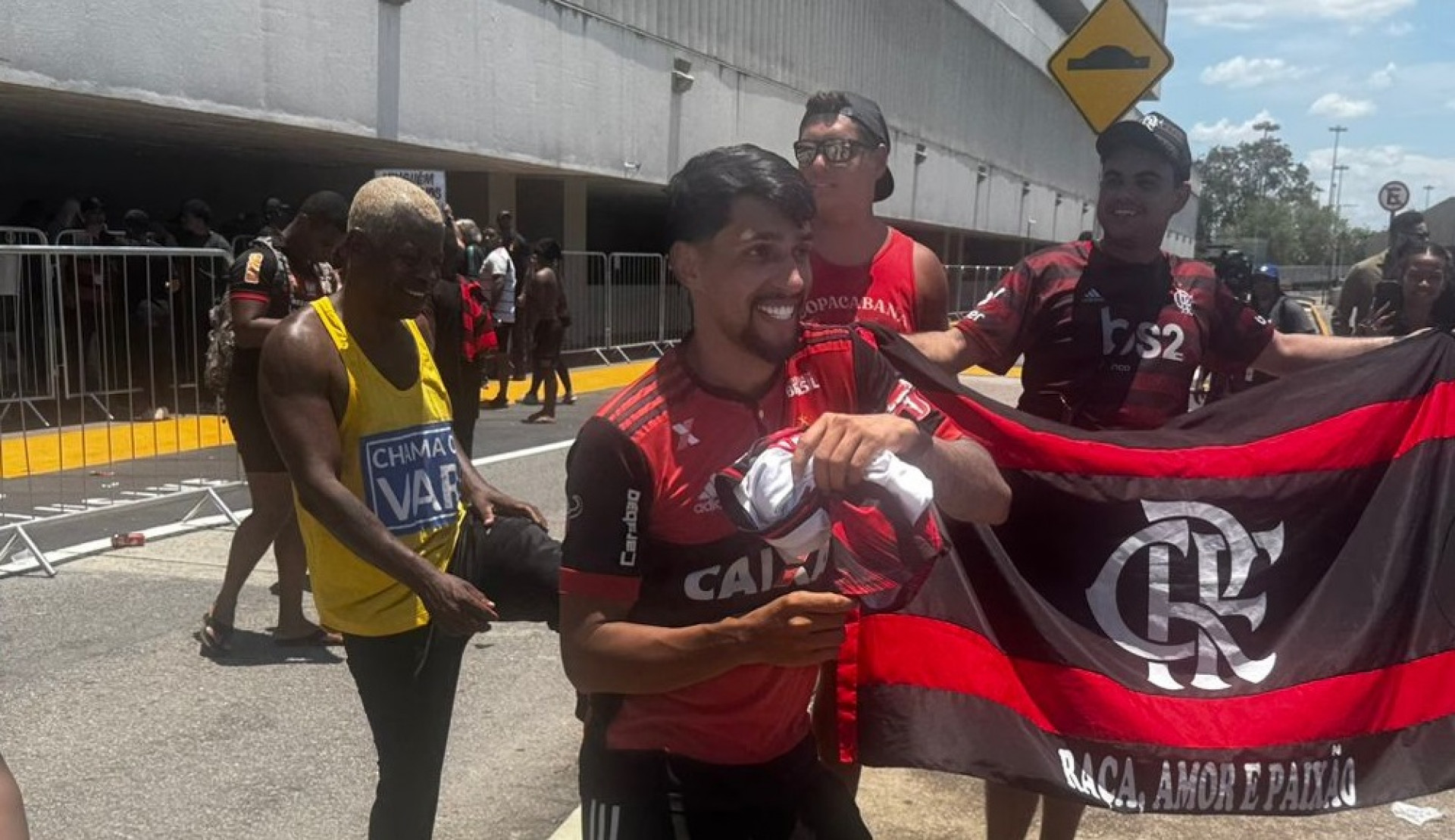 Brendo Silva, sósia do Paquetá, fazendo a 'dancinha' do ídolo após a chegada do jogador no Galeão - Gabriel Salotti / Agência O Dia