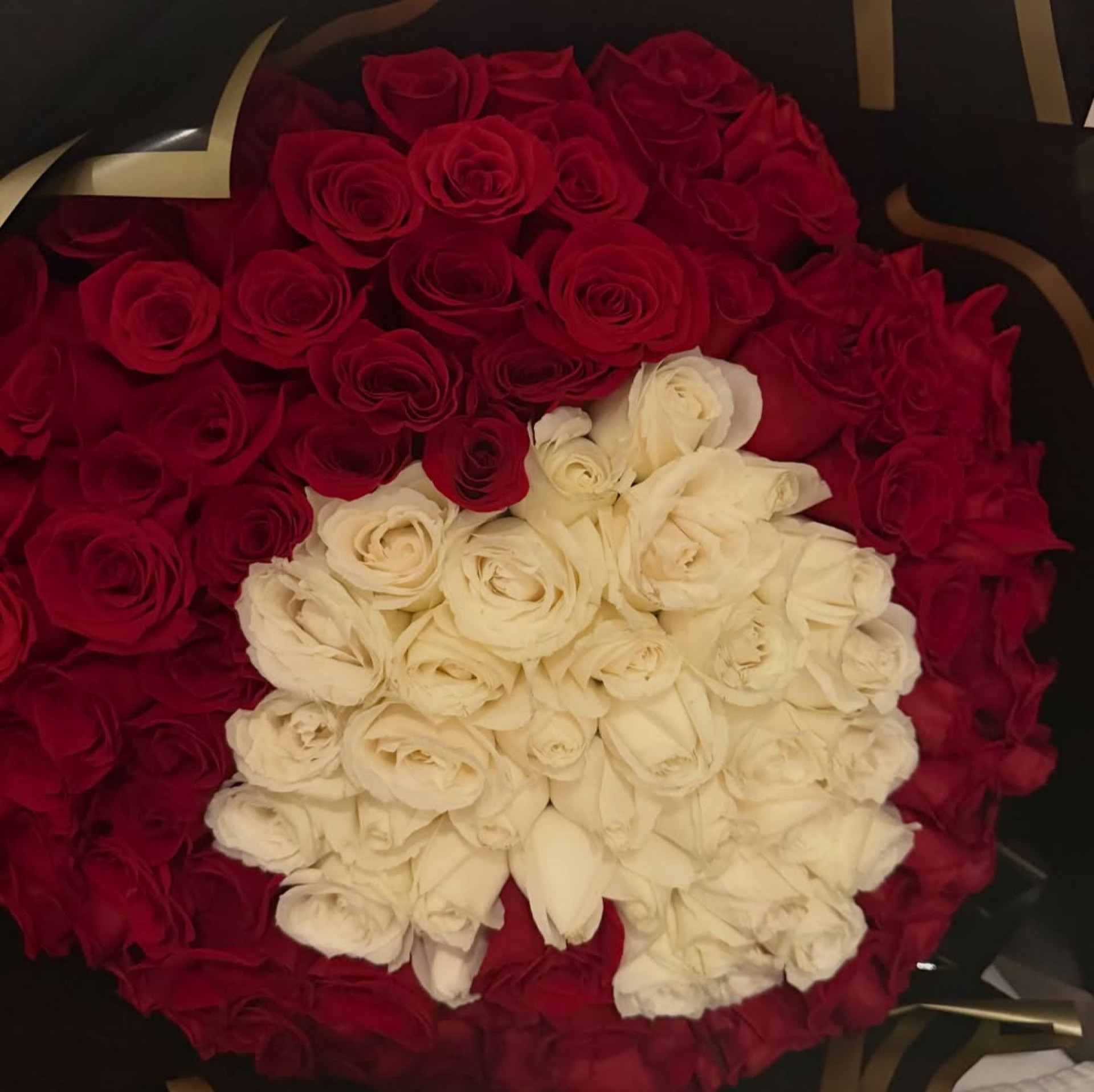 Musa fitness ganhou um buquê de rosas vermelhas e brancas  - Reprodução/Instagram 