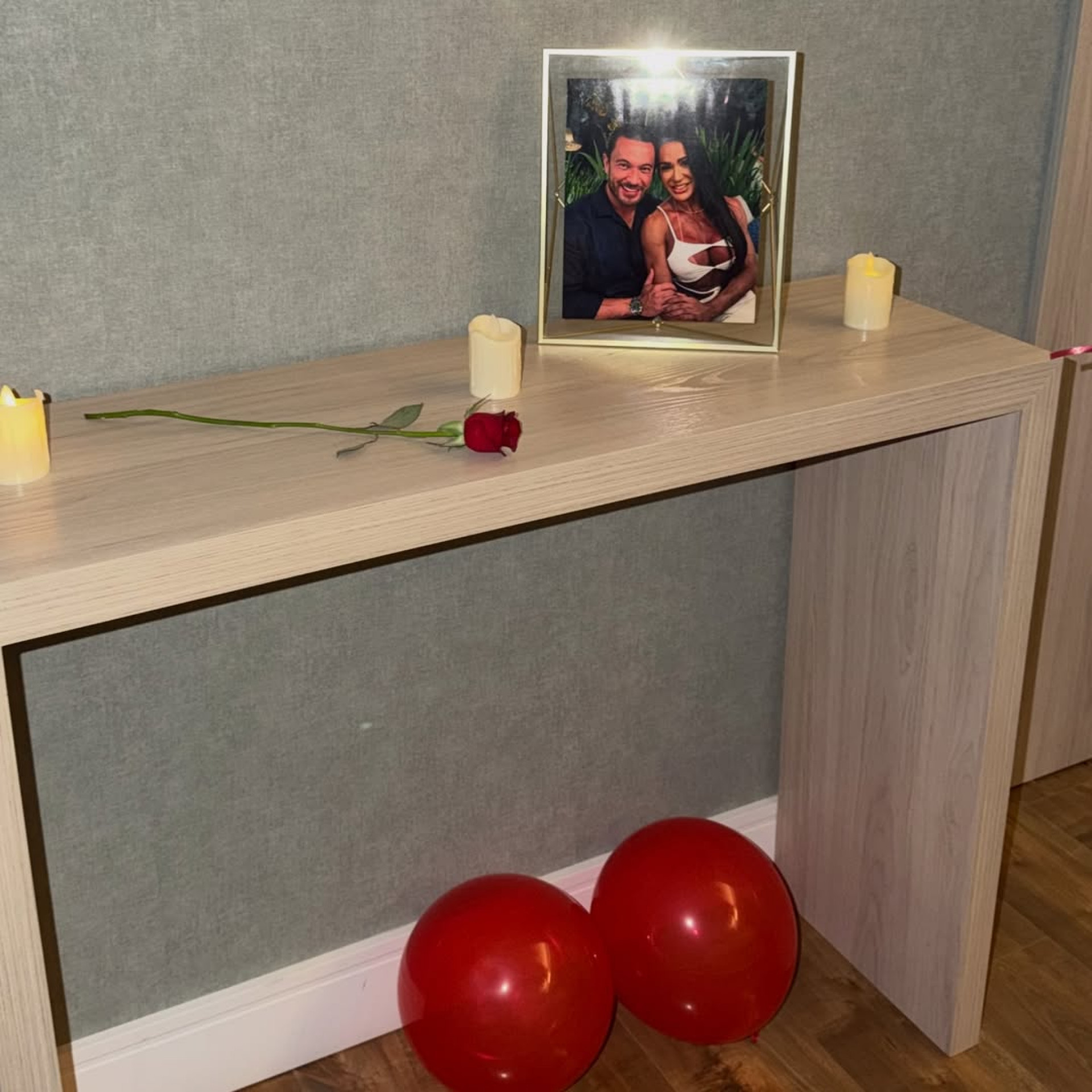 Foto de Gabriel Cardoso e Gracyanne Barbosa no porta-retrato - Reprodução/Instagram 