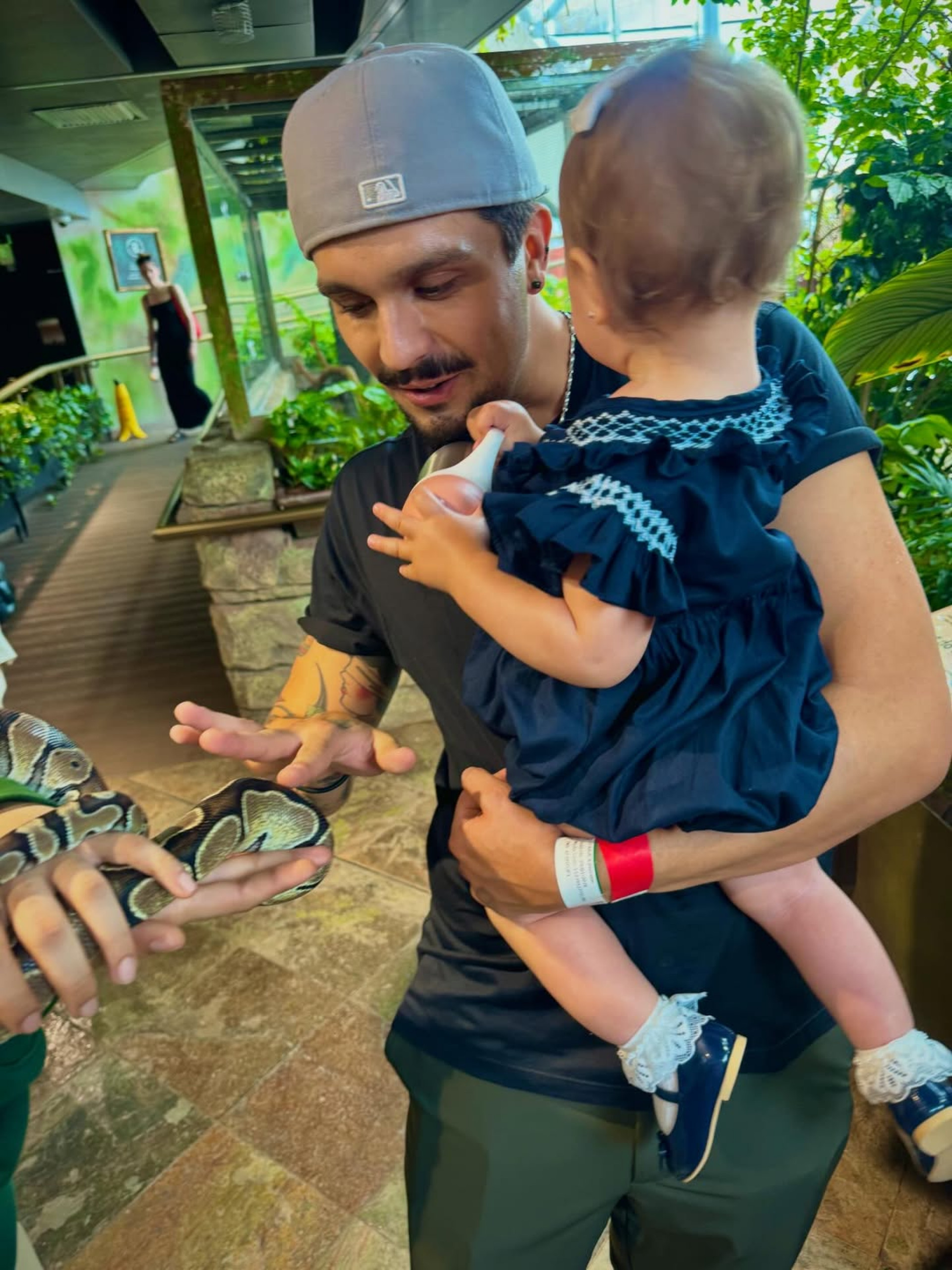 Luan Santana passeia com a filha, Serena, em Dubai - Reprodução / Instagram