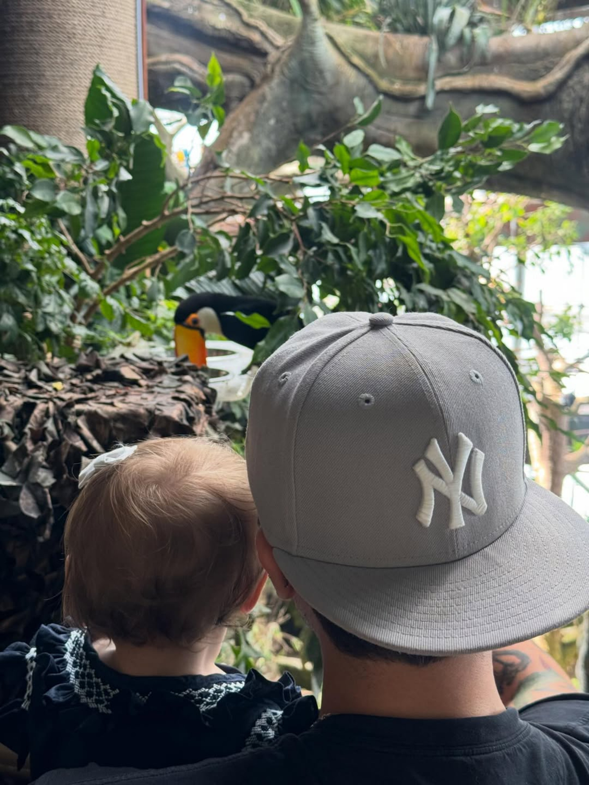 Luan Santana segura a filha, Serena, no colo - Reprodução / Instagram