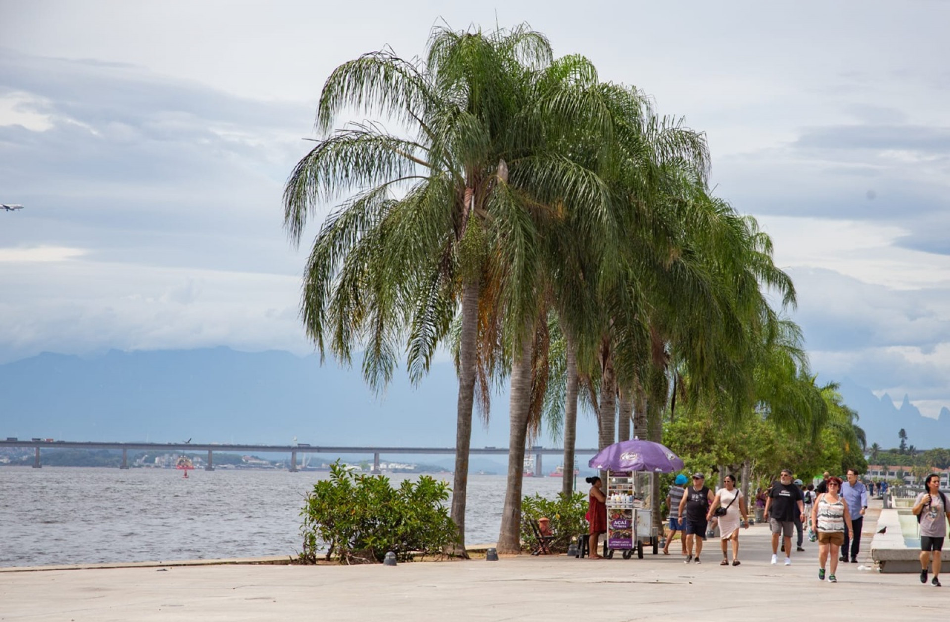 Vista da Praça Mauá o céu ficou encoberto por nuvens na tarde desta sexta (30) - Érica Martin/Agência O Dia