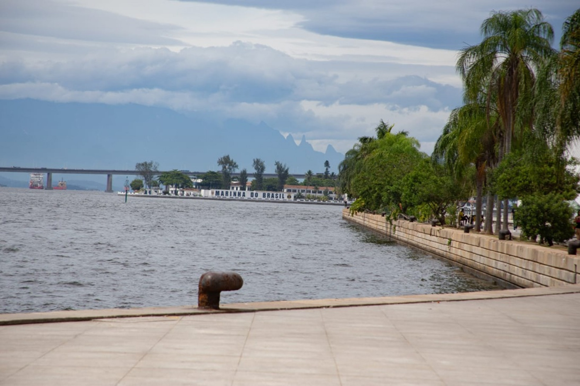 Vista da Praça Mauá o céu ficou encoberto por nuvens na tarde desta sexta (30) - Érica Martin/Agência O Dia