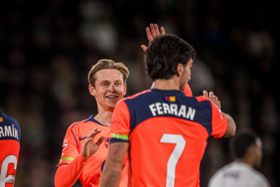 Barcelona vence Elche e se mantém na liderança do Espanhol