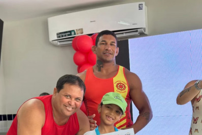 Crianças e adolescentes recebem certificados do Projeto Botinho 2026 em Arraial do Cabo