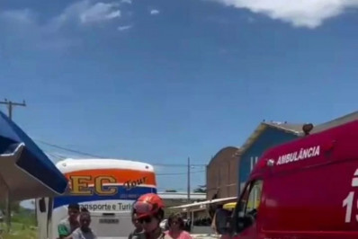 Colisão entre carro e moto deixa motociclista ferido em Araruama