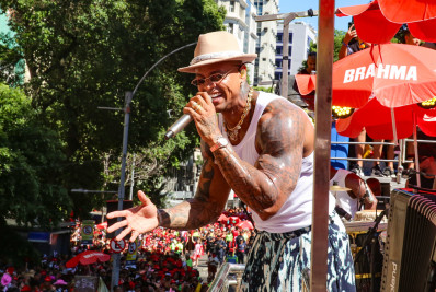 Bloco da Gold com Léo Santana arrasta multidão no Centro do Rio 