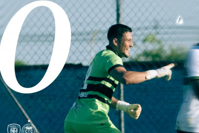 Goleiro ex-Fluminense faz gol de tiro de meta pelo Coritiba; veja o vídeo