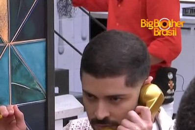 BBB 26: Marcelo atende segundo Big Fone da dinâmica da semana