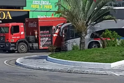Colisão entre ônibus da 1001 e caminhão da Coca-Cola interdita Trevo da Canoa em Arraial do Cabo