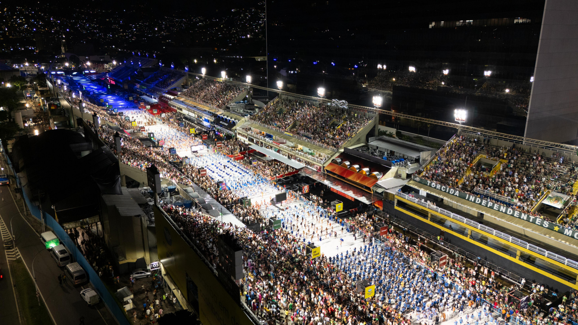 Primeiro dia de ensaios t&eacute;cnicos levou cerca de 53 mil pessoas &agrave; Sapuca&iacute;