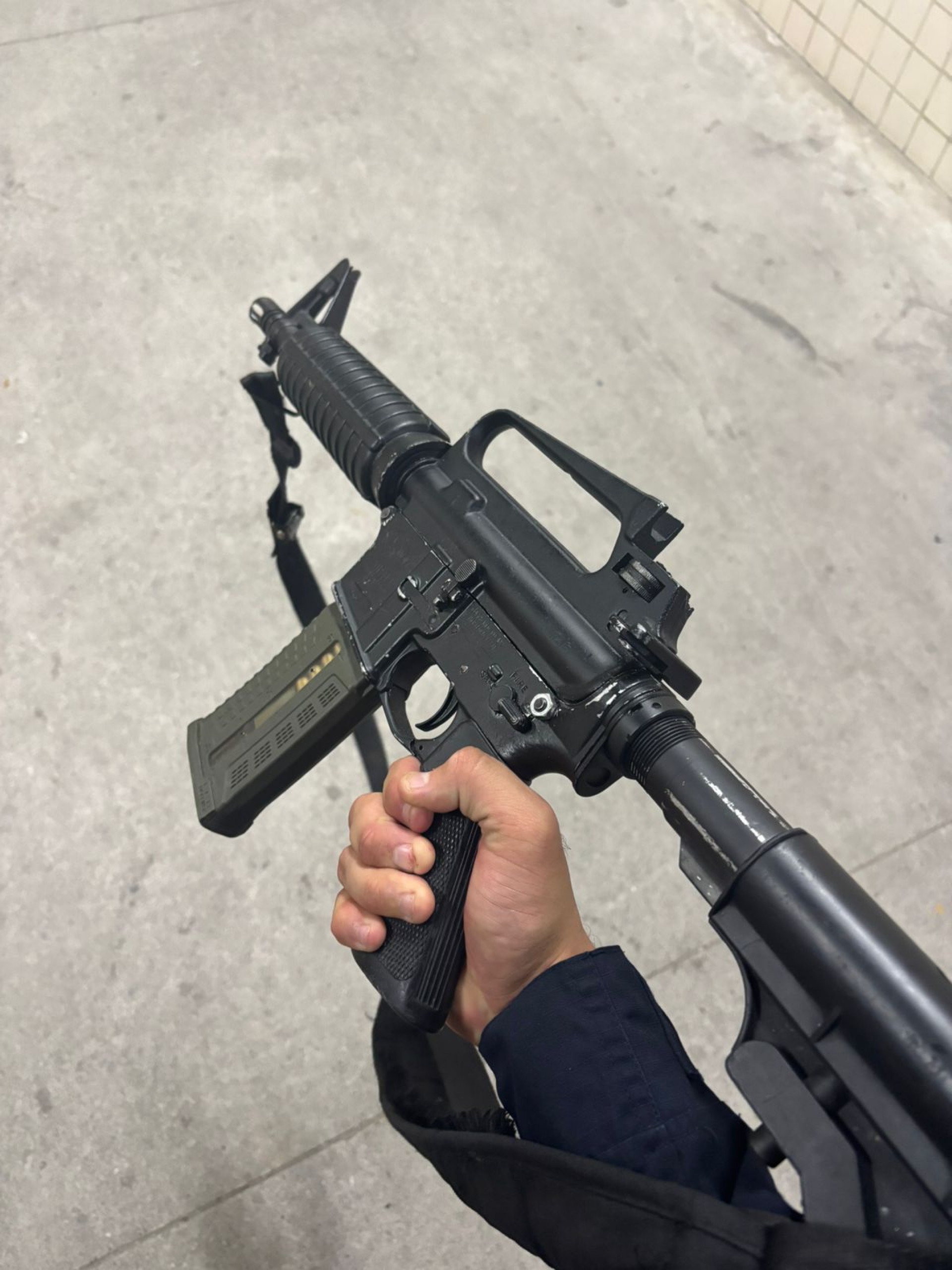 Policiais do 39º BPM (Belford Roxo) apreenderam fuzis de guerra na comunidade do Rola Bosta, em Belford Roxo - Divulgação/PMRJ