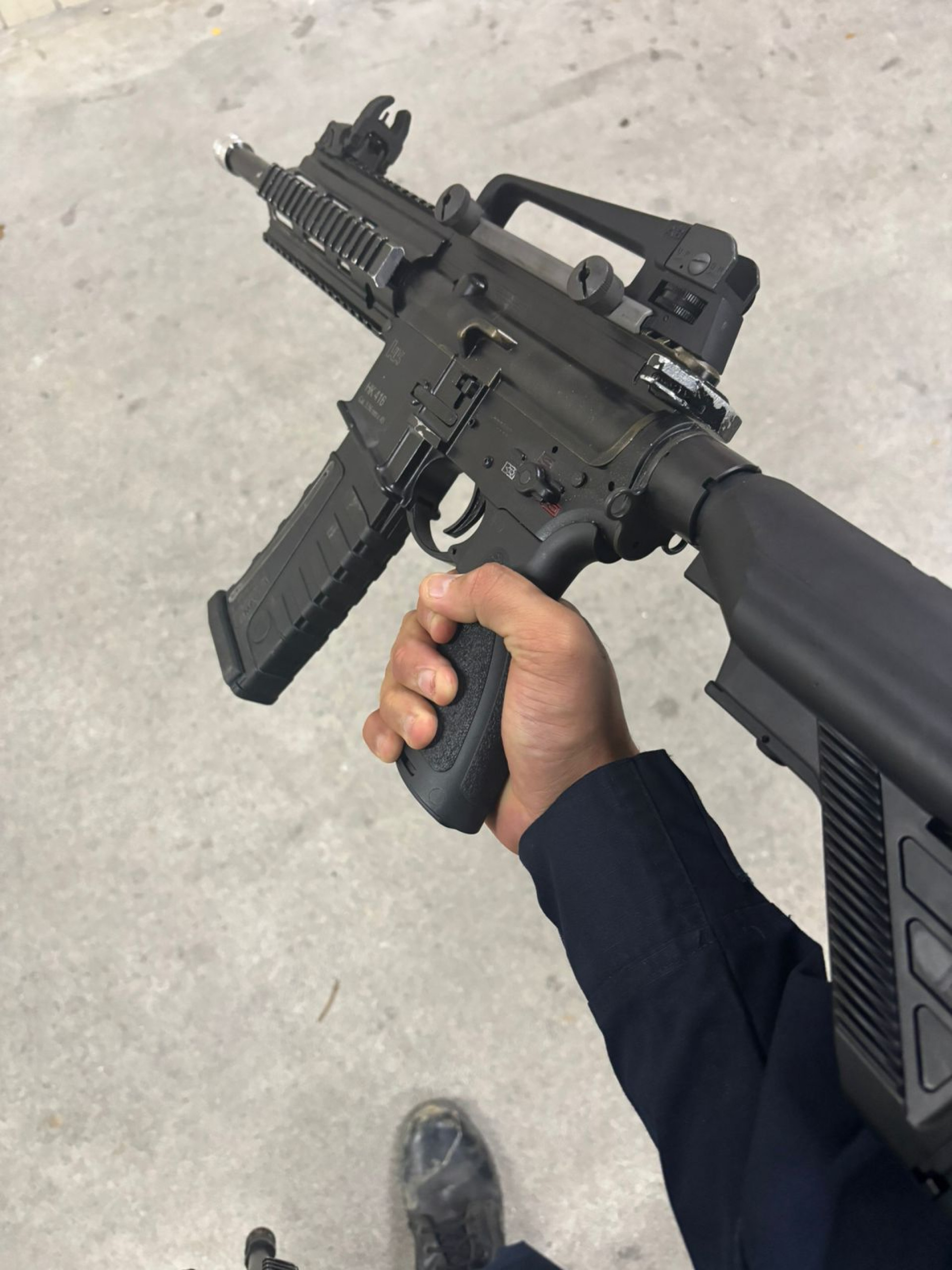 Policiais do 39º BPM (Belford Roxo) apreenderam fuzis de guerra na comunidade do Rola Bosta, em Belford Roxo - Divulgação/PMRJ