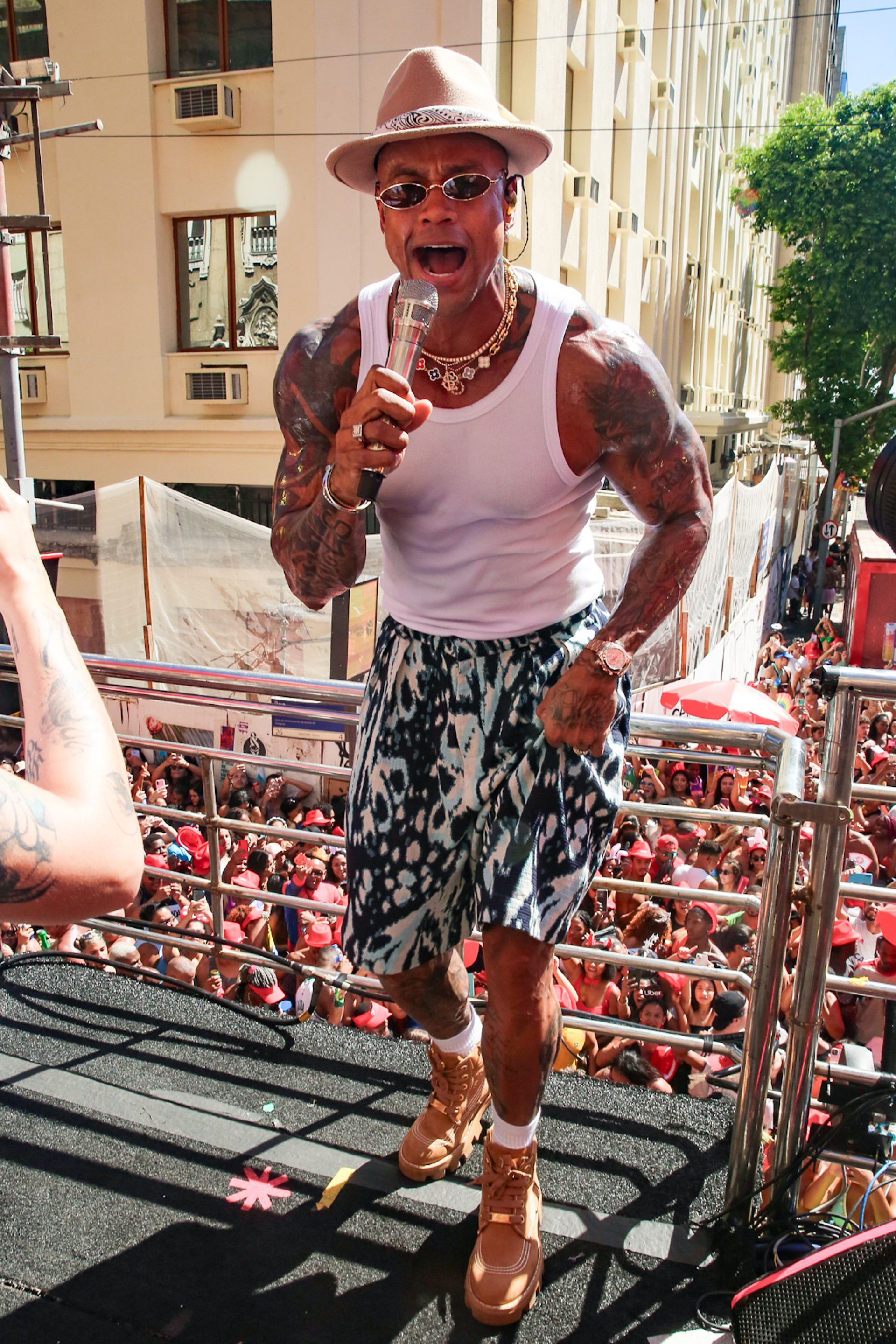 Público segue trio elétrico comandado por Léo Santana no Circuito Preta Gil - Victor Chapetta/Brazil News