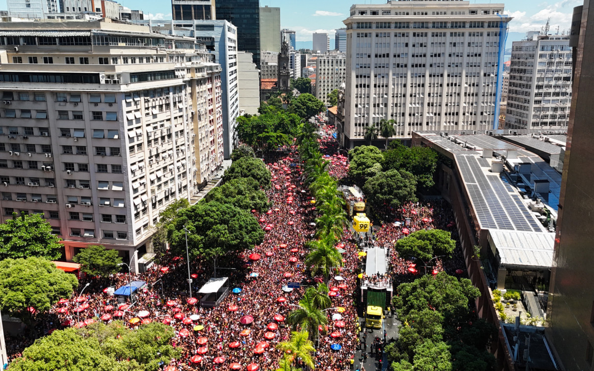 Ivete Sangalo arrasta multid&atilde;o no Centro do Rio