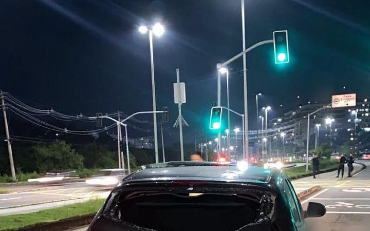 Carro destru&iacute;do na colis&atilde;o