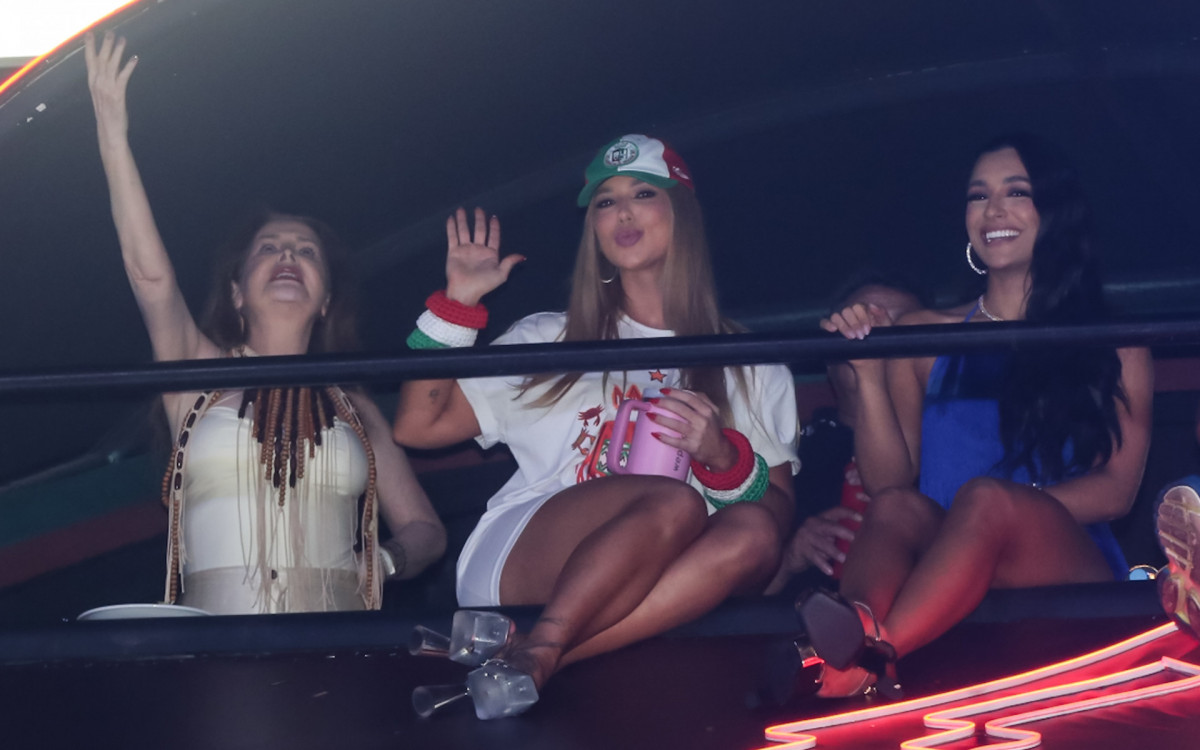 Virginia Fonseca aparece de surpresa na Sapuca&iacute; e assiste ensaio t&eacute;cnico 
