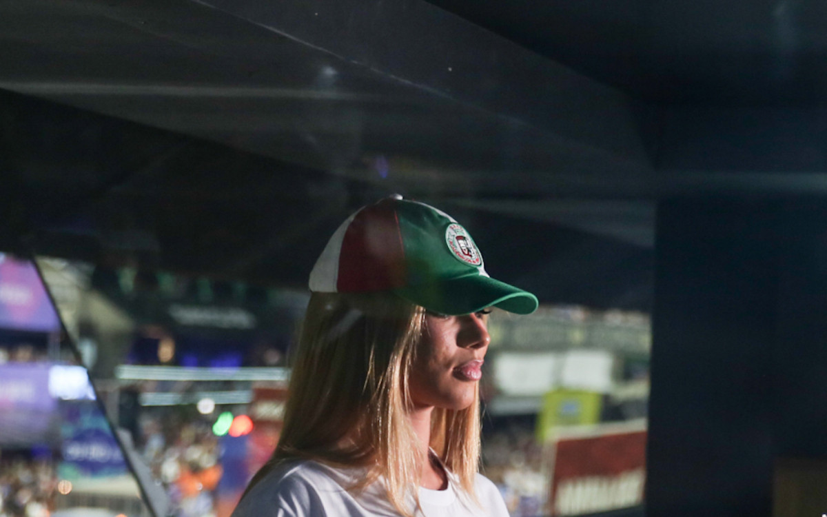 Virginia Fonseca aparece de surpresa na Sapuca&iacute; e assiste ensaio t&eacute;cnico 
