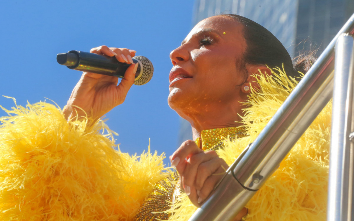 Ivete Sangalo chora ao homenagear Preta Gil em megabloco no Rio