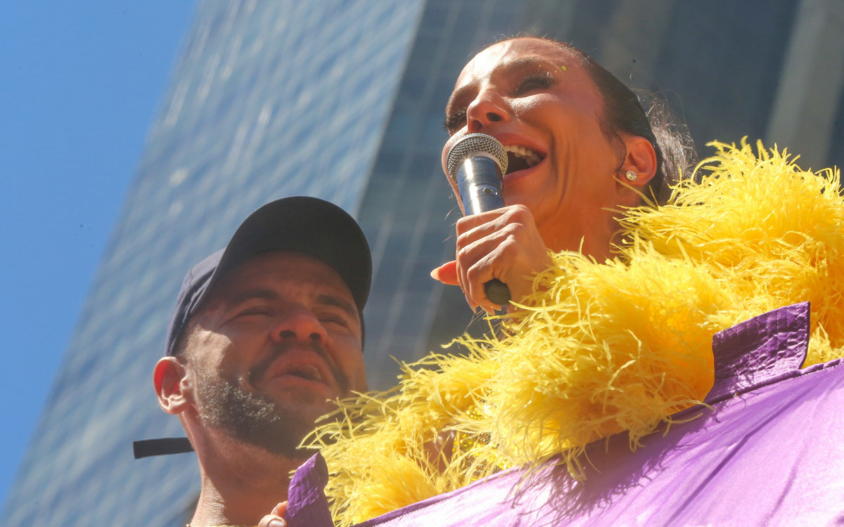 Ivete Sangalo chora ao homenagear Preta Gil em megabloco no Rio