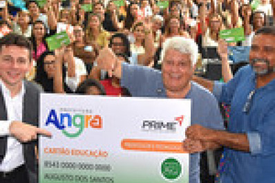 Angra inicia entrega do Cartão Educação a educadores da rede municipal