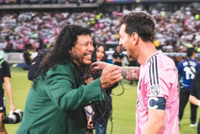 Messi reencontra Higuita e protagoniza momento inusitado em amistoso na Colômbia