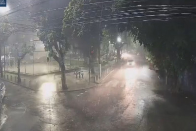 Chuva forte com raio e ventania alaga ruas no Rio e interdita ciclovia Tim Maia