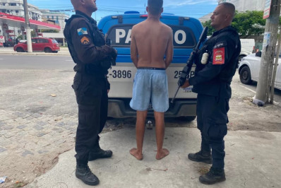 Homem com mandado de prisão por roubo é preso na Prainha, em Arraial do Cabo