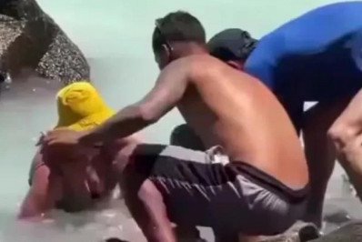 Herói anônimo resgata mulher presa entre as pedras no raso em Arraial do Cabo