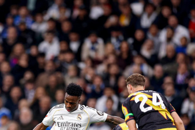 Mbappé decide nos acréscimos, e Real Madrid vence o Rayo em jogo de vaias