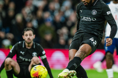 City abre 2 a 0, sofre o empate do Tottenham e se distancia do líder Arsenal