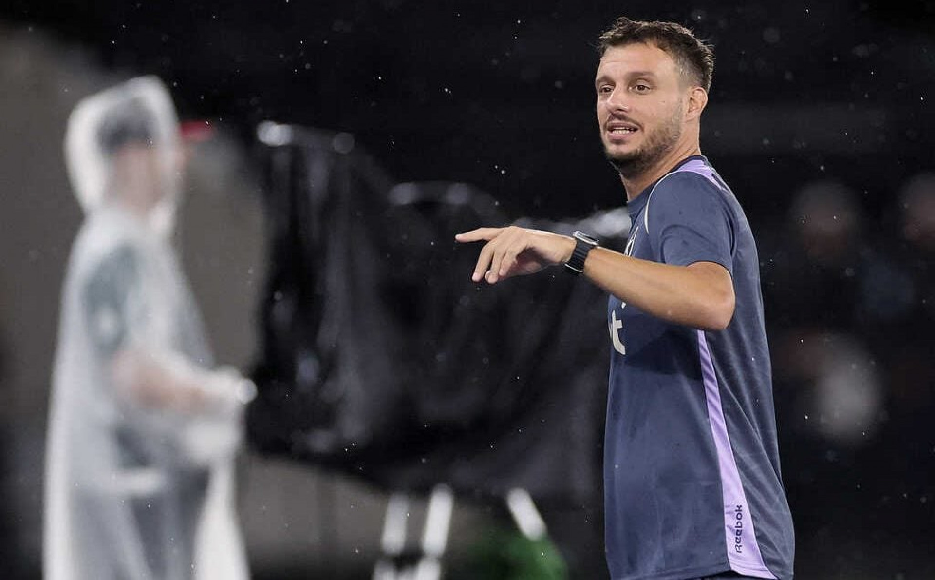 Anselmi v&ecirc; rodagem como prioridade, mas enfatiza elenco curto do Botafogo