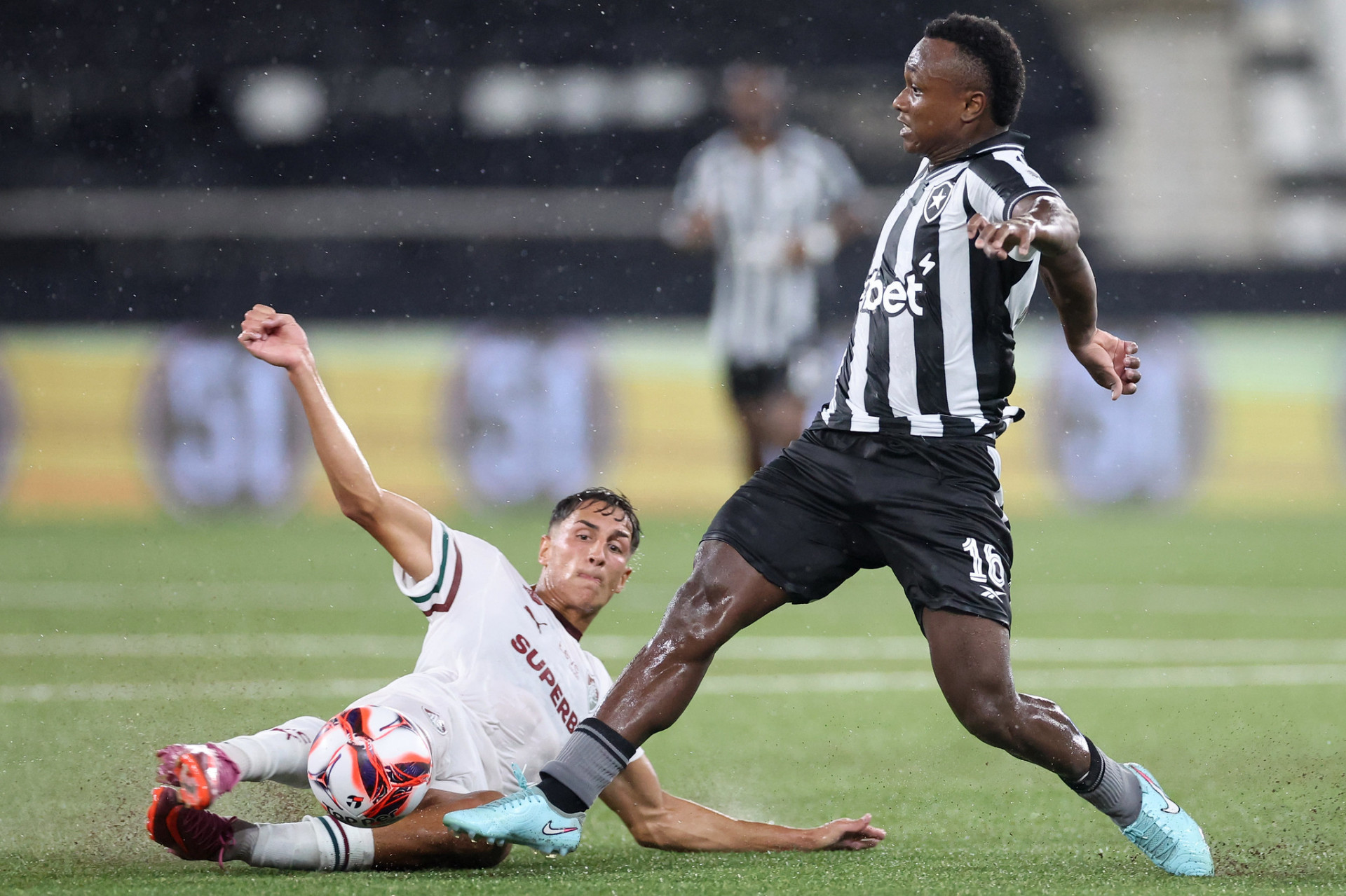 Nathan Fernandes em disputa de bola com Bernal - Vitor Silva / Botafogo